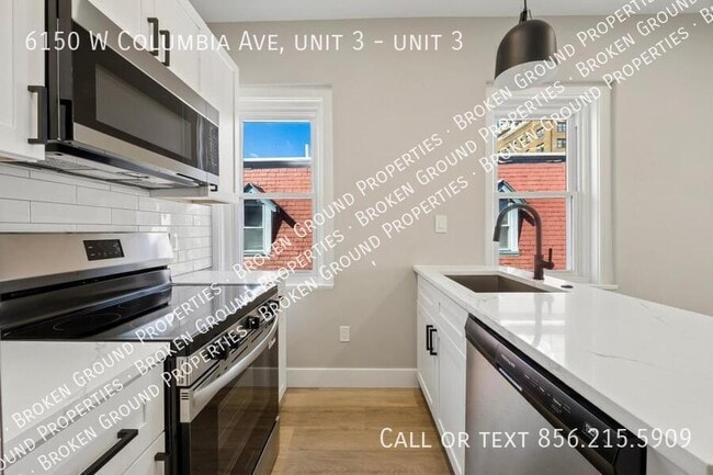 Building Photo - 6150 W Columbia Ave