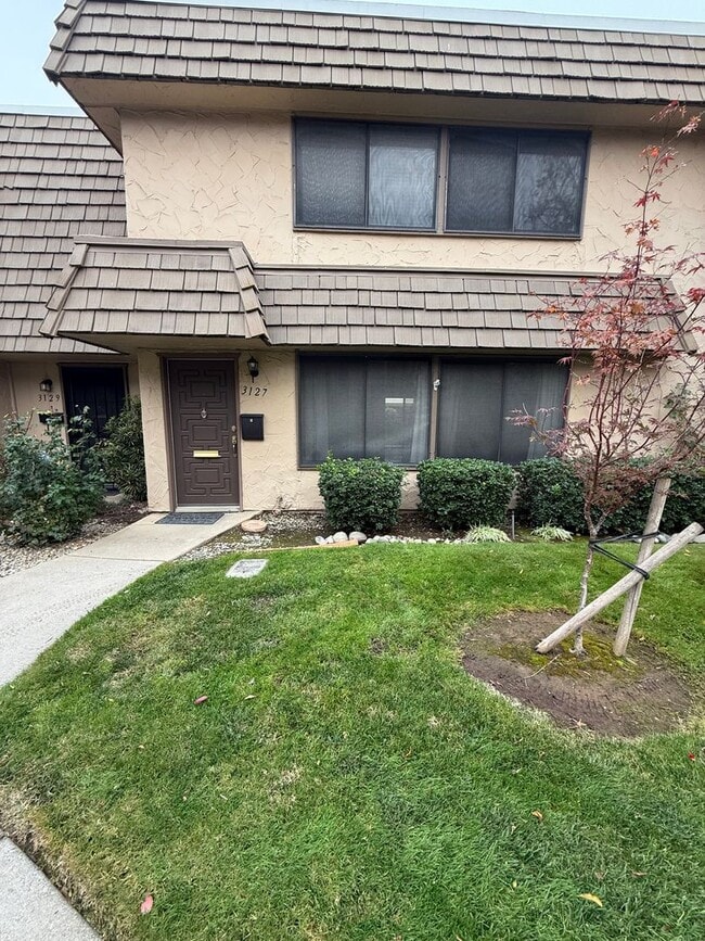 Foto del edificio - 3 bed 2.5 bath townhome available now!