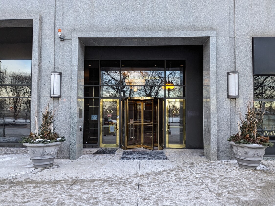 Building entrance - 910 S Michigan Ave