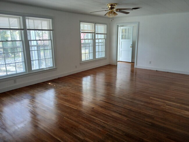 Foto del edificio - 402 Crestwood St