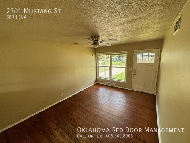 Building Photo - 2301 Mustang St