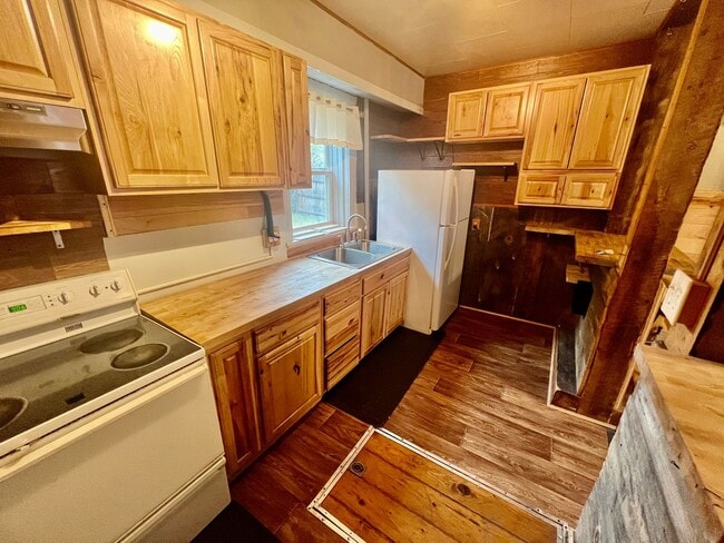 Foto del edificio - Dog Friendly, 3 Bed 1 Bath Single Family Home with Beautiful Hardwood Floors and Fenced Yard!!