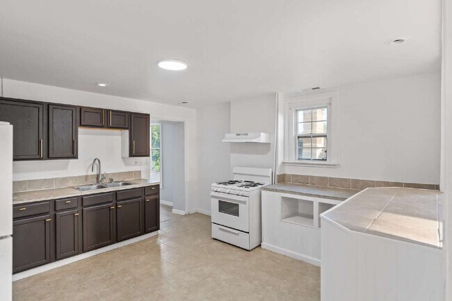 Foto del edificio - "Spacious 3-Bedroom Retreat at 57 1/2 Sara...