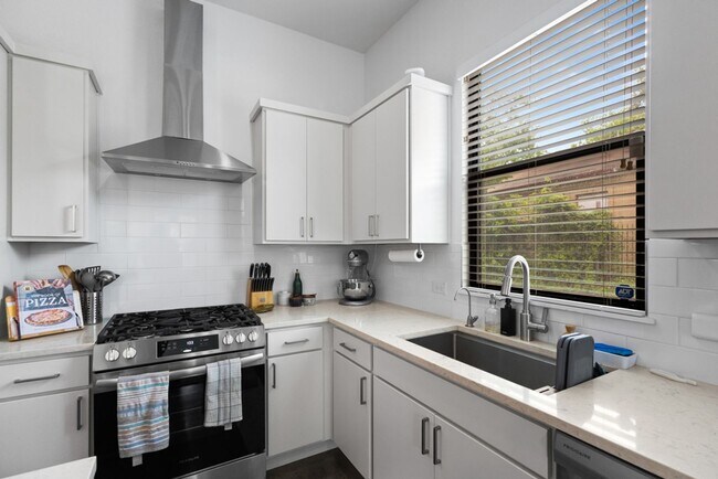Building Photo - Charming Home Awaits: Spacious & Modern Living in a Prime Location