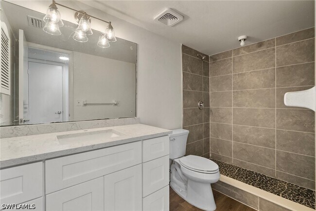 Foto del edificio - 1560 Colonial Blvd