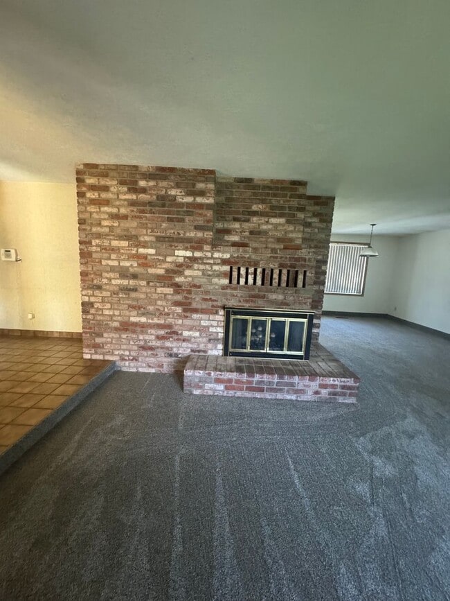 Building Photo - 3 bed 2 bath house with attached garage an...