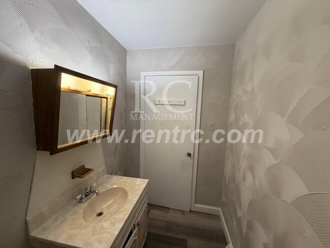 Building Photo - 919 Martin-