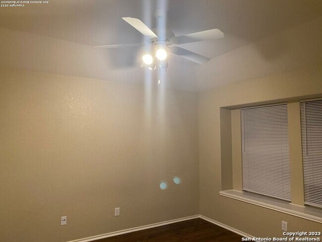 Building Photo - 3 Bedrooms and 2 Bathrooms located in Laur...