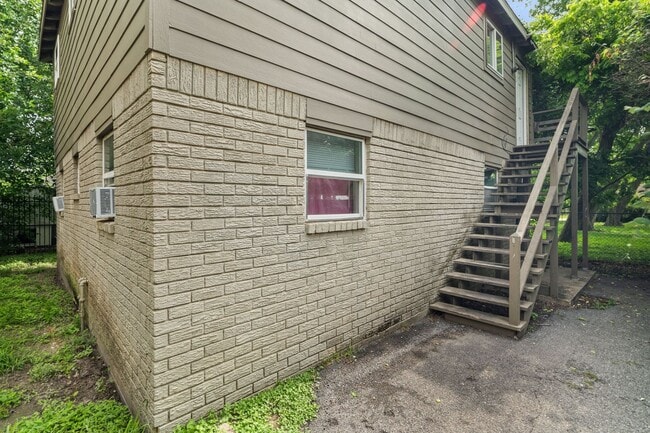 Building Photo - 2328 Boss St