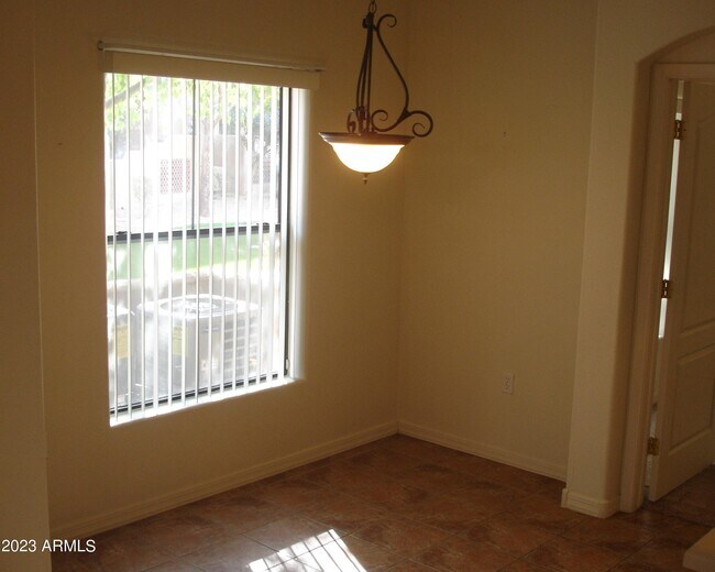 Foto del edificio - 1351 N Pleasant Dr