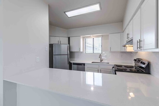 Building Photo - Environs