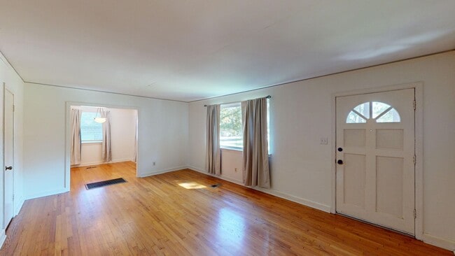 Building Photo - Cute 3 bedroom, 1 bath home tucked in a quiet cul-de-sac