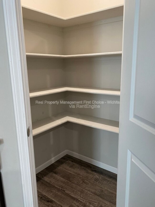 Building Photo - 412 S Longbranch Dr