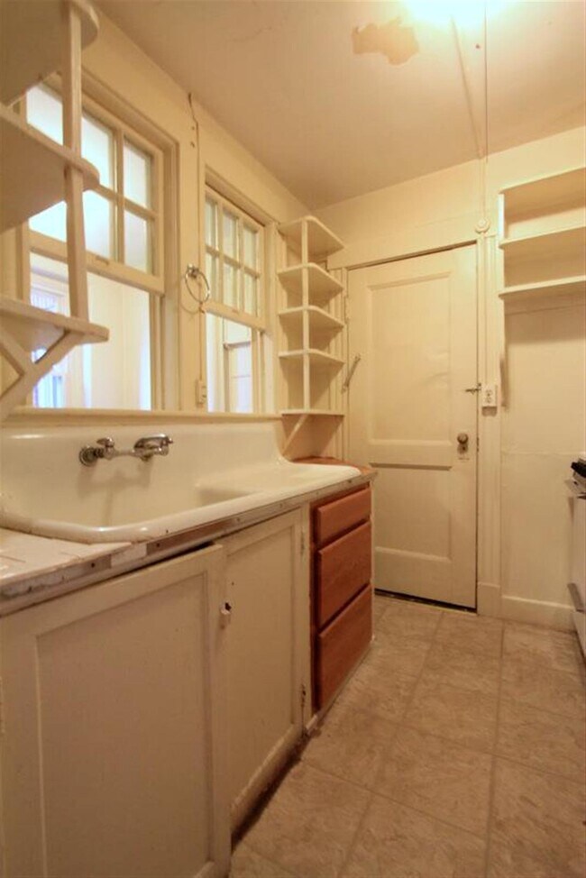 Building Photo - 6 Craigie Cir