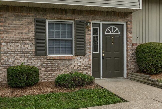 Building Photo - 702 E Sherwood Hills Dr