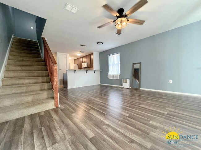 Building Photo - End unit townhome with nice updates!