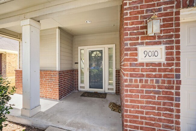 Foto del edificio - Stylish & Spacious 4-Bedroom Home in Conve...