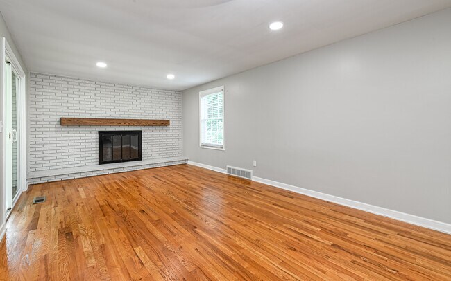 Building Photo - 4236 Tanglewood Dr