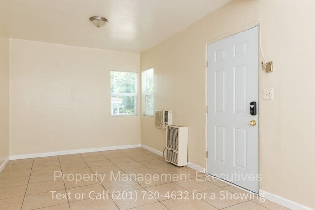 Foto del edificio - 4956-4956 Comanche Dr