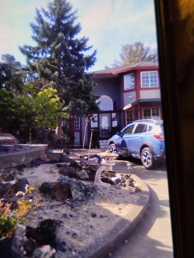 Large estate w assigned parking - 145 Turnberry Way