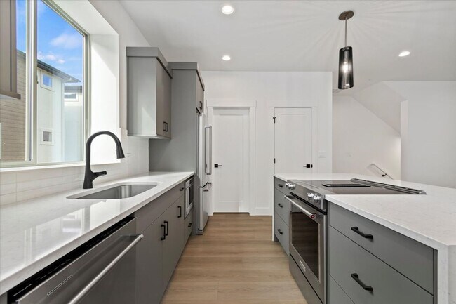 Foto del edificio - BRAND NEW 3 bed 3.5 bath townhouse