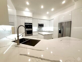 Building Photo - 2547 Montclaire Cir