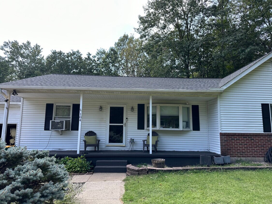Front of the house - 104 Aspen Cir