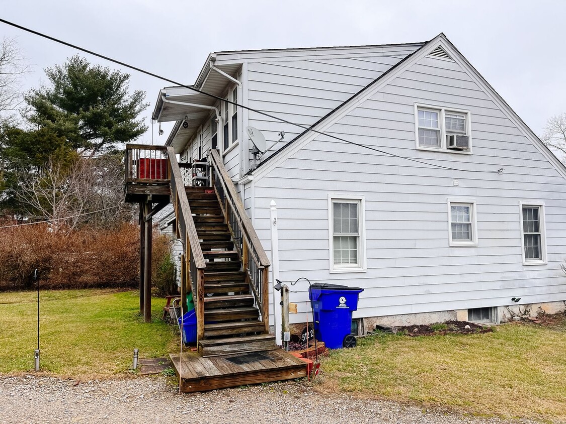 Building Photo - Electric Included!  2 Bedroom, 1 Bath Apar...