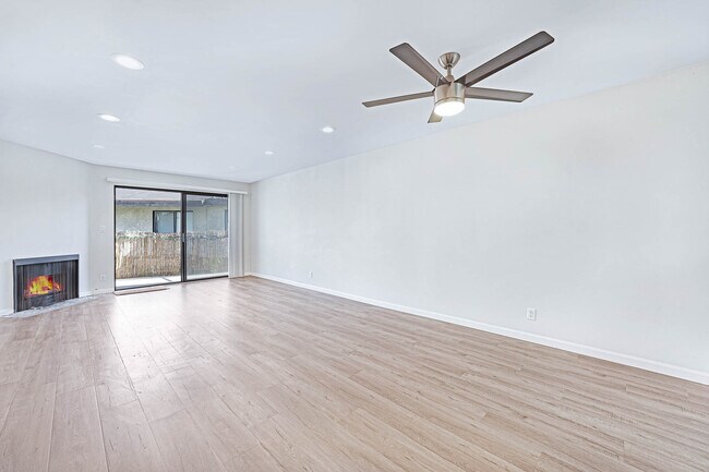 Building Photo - 620 W Hyde Park Blvd