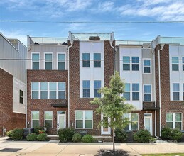 Building Photo - 256 Parkwood Ave
