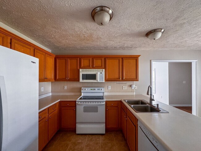 Foto del edificio - Lovely 3 Bed 2 Bath Plus Bonus Room Home in Raeford