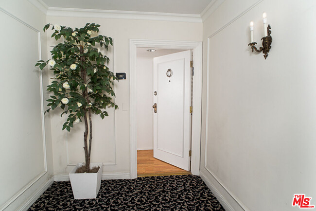 Building Photo - 416 N Oakhurst Dr
