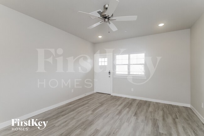 Foto del edificio - 340 Niki Dr