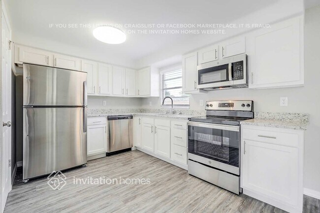 Foto del edificio - 8127 Kenwood Dr N
