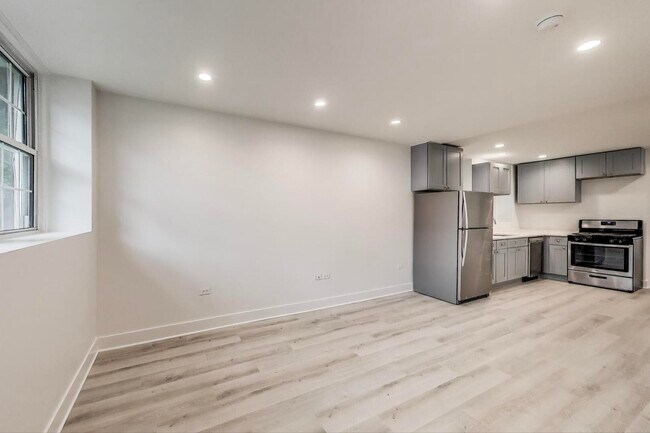 Building Photo - 1437 W Oakdale Ave