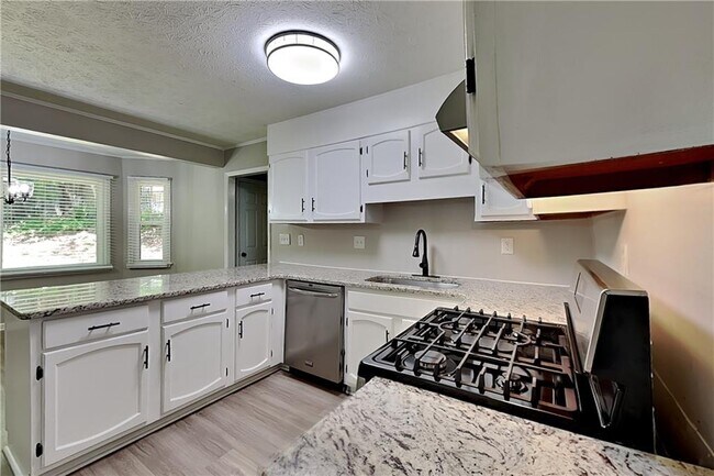 Foto del edificio - 9880 Lake Forest Way