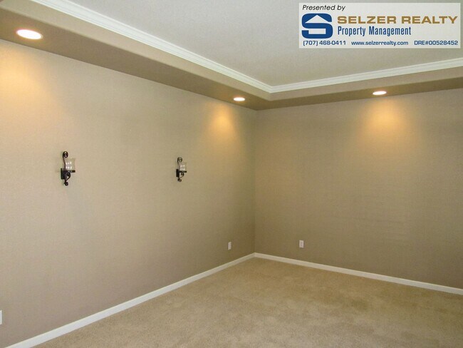 Building Photo - Roomy & fully equipped 3+ bd. home in West...
