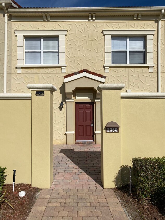 Primary Photo - Spacious Davenport Townhouse
