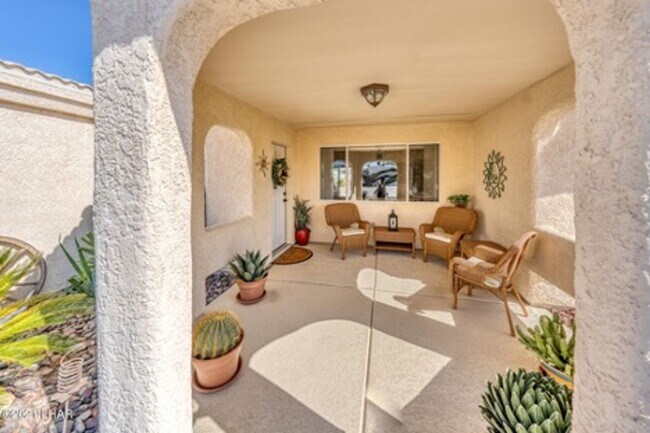 Foto del edificio - * Occupied* Unfurnished Long Term Pool Hom...