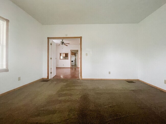 Foto del edificio - Double Lot with Detached Garage Access