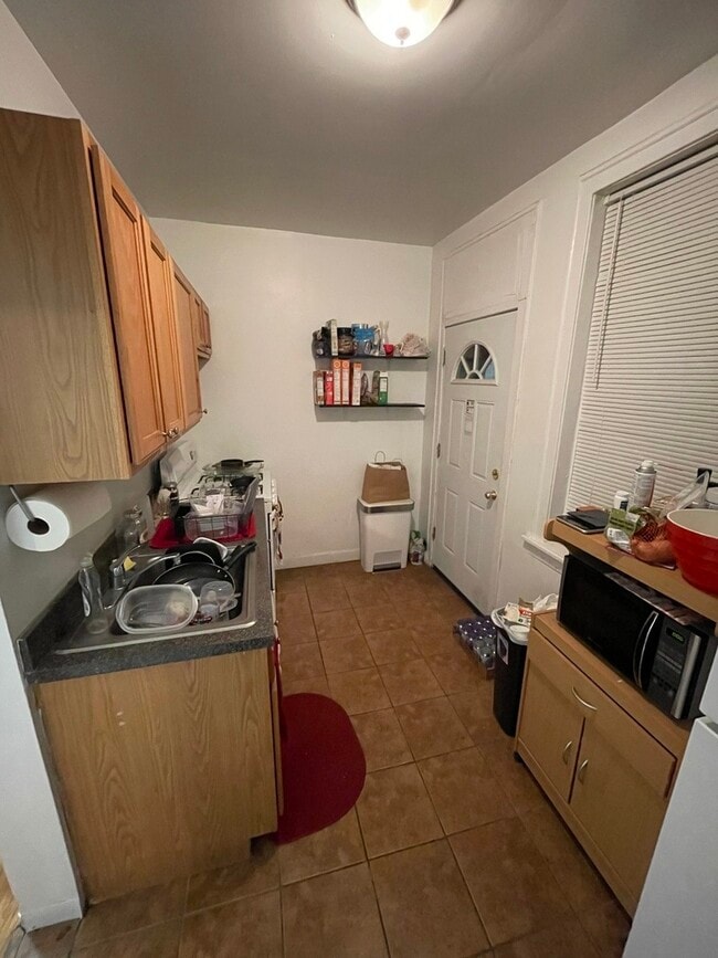 Building Photo - 641 W Roscoe St