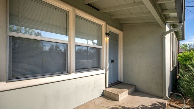 Building Photo - Centrally Located Sacramento Home