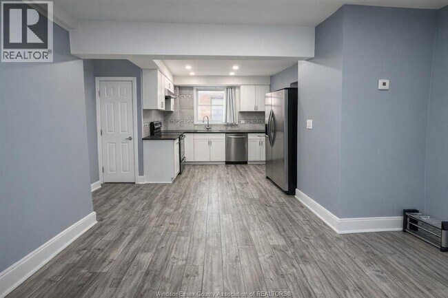 Photo du bâtiment - 532 Oak Ave