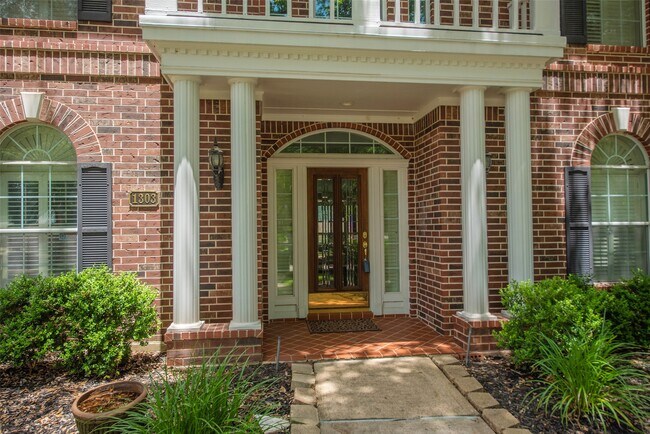 Building Photo - 1303 Red Oak Ct