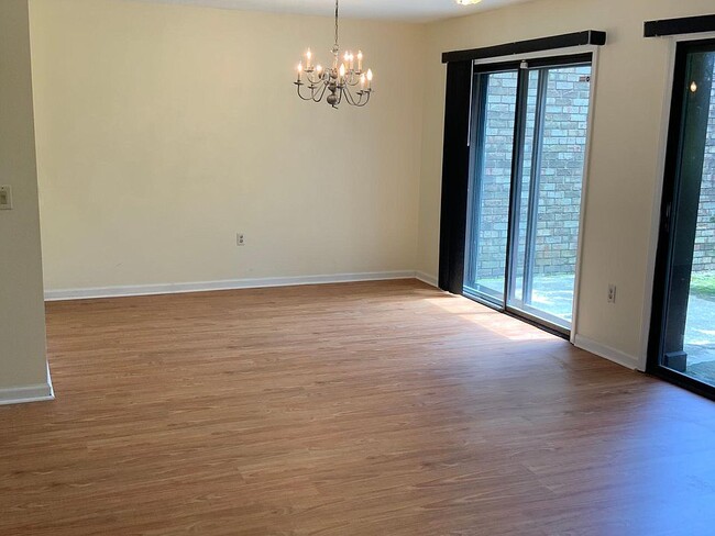 Building Photo - 103 Lionsgate Dr