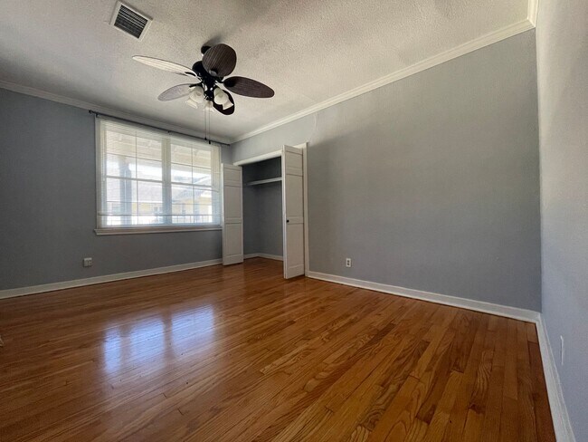 Building Photo - St Charles Ave 1BR with OFF STREET parking...