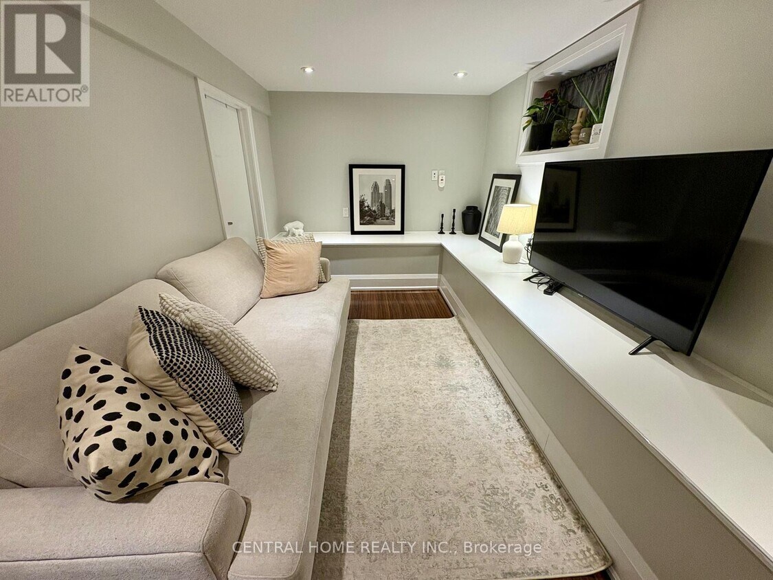 Primary Photo - 912 Royal York Rd