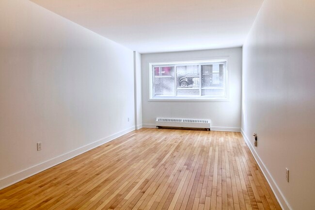 Building Photo - 4570 Chem. Queen Mary