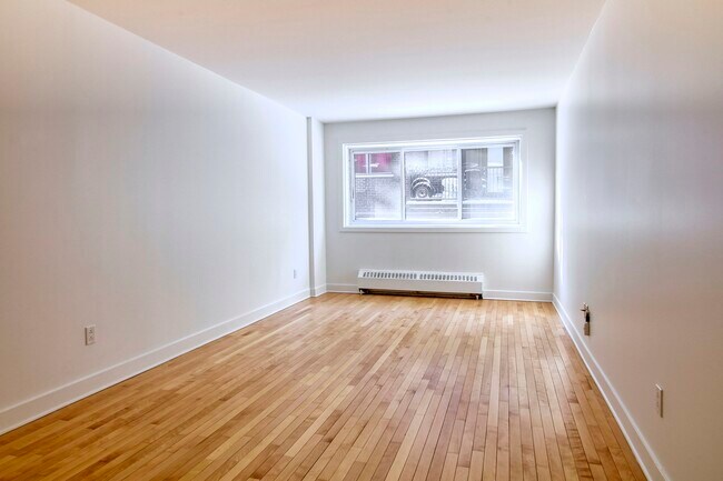 Photo du bâtiment - 4570 Chem. Queen Mary