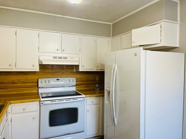 Building Photo - Newly renovated! Located in a quiet neighb...